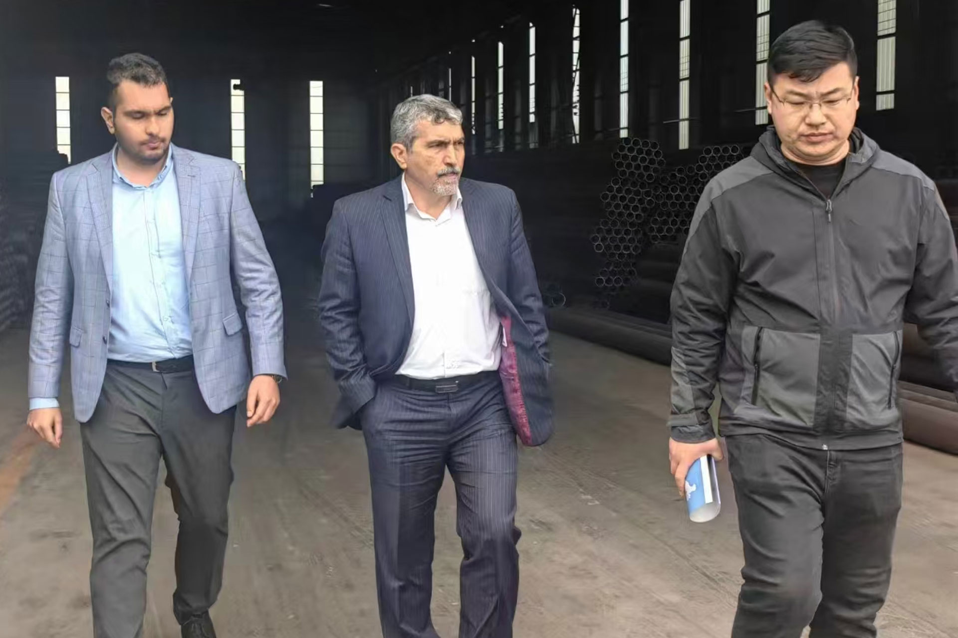 Foreign customers to our company factory inspection to receive goods